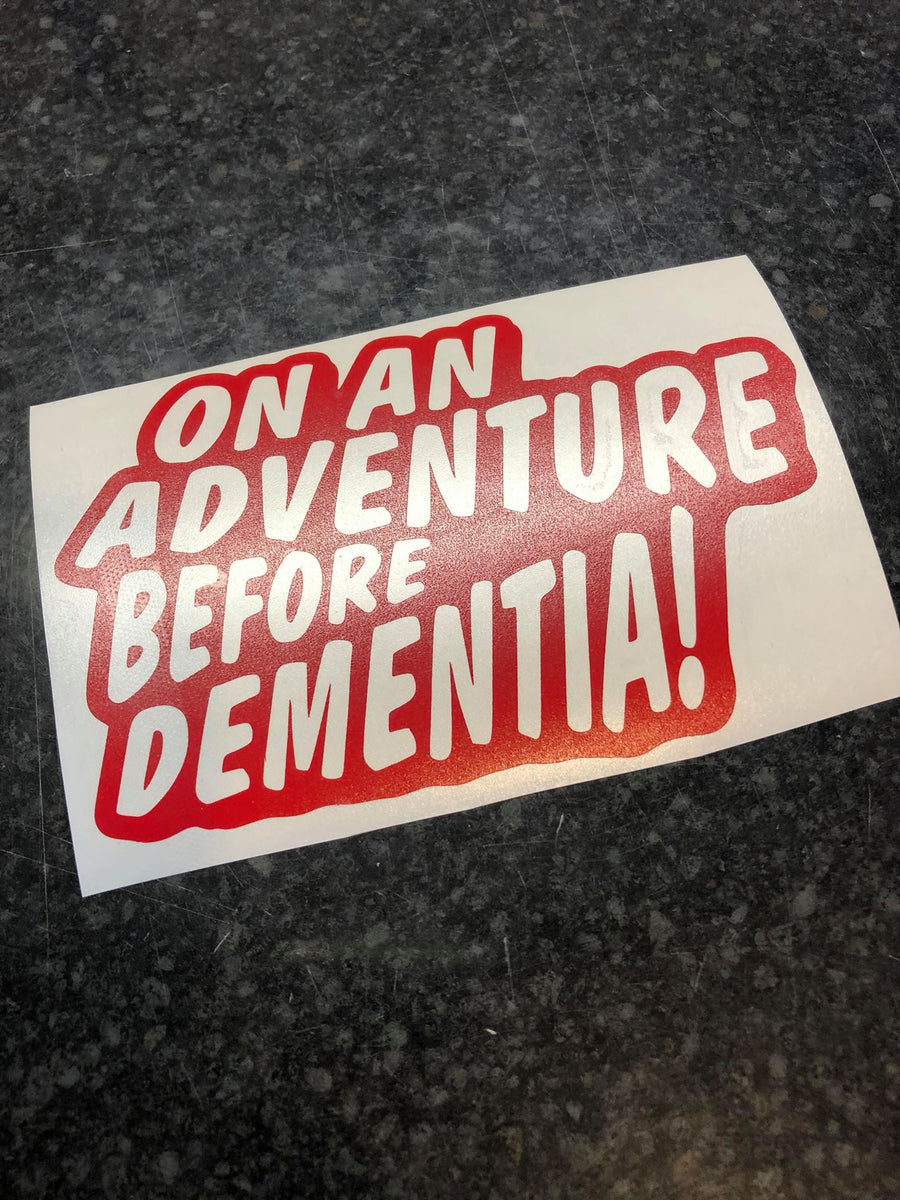 Adesivo in vinile con scritta On an Adventure Before Dementia